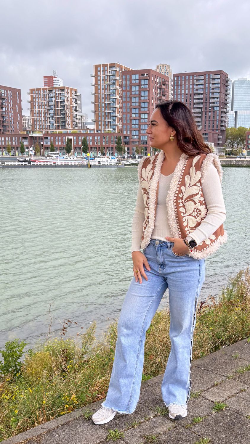 Gilet teddy geborduurd detail camel