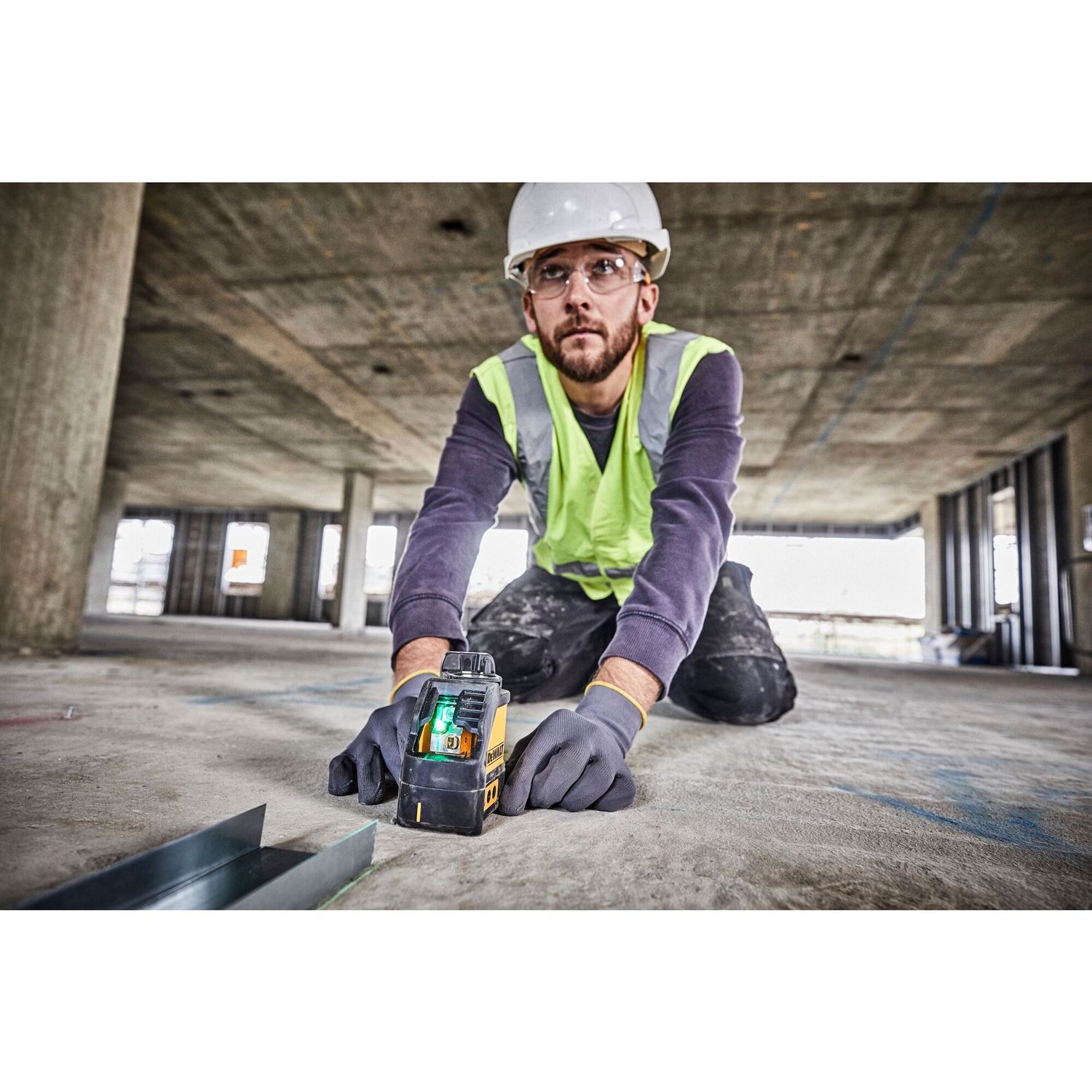 Dewalt DW088CG Cross Line Self Levelling Green Laser Level with Bracket