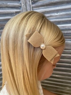 Grote velten strikje met grote parel op clip - beige