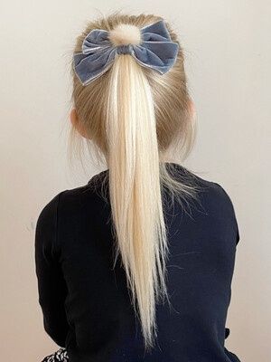 Meia Pata Grote velvet haarstrik met pompon - grijs