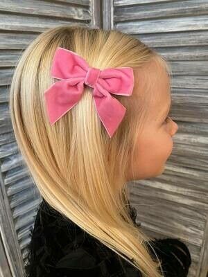 Roze fluwelen haarstrikje