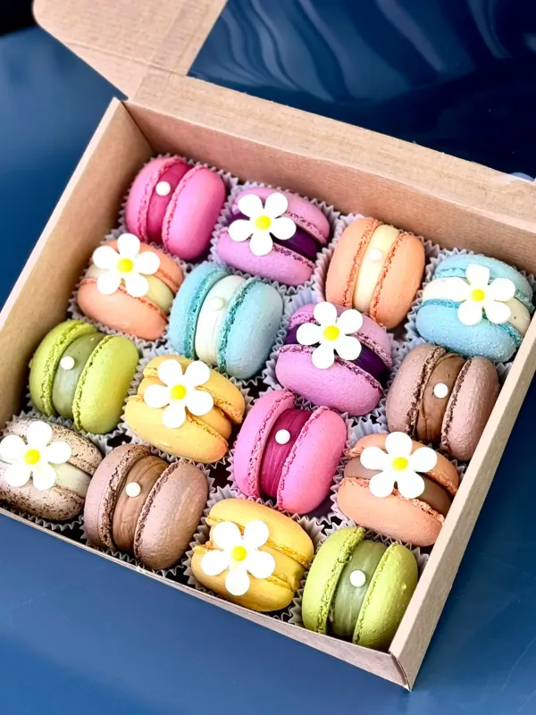 Degustacinis macarons rinkinys, dekoruoti šokoladinėmis gėlytėmis 16 vnt.