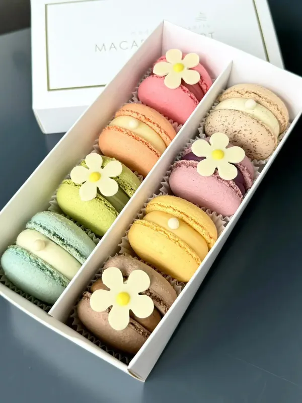 Degustacinis macarons rinkinysm, dekoruoti šokoladinėmis gėlytėmis 8 vnt.