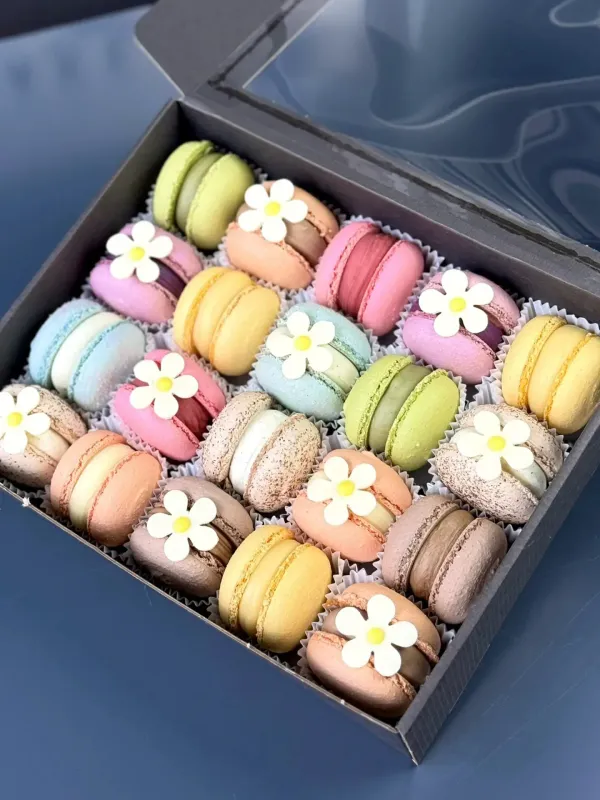 Degustacinis macarons rinkinys, dekoruoti šokoladinėmis gėlytėmis 20 vnt.