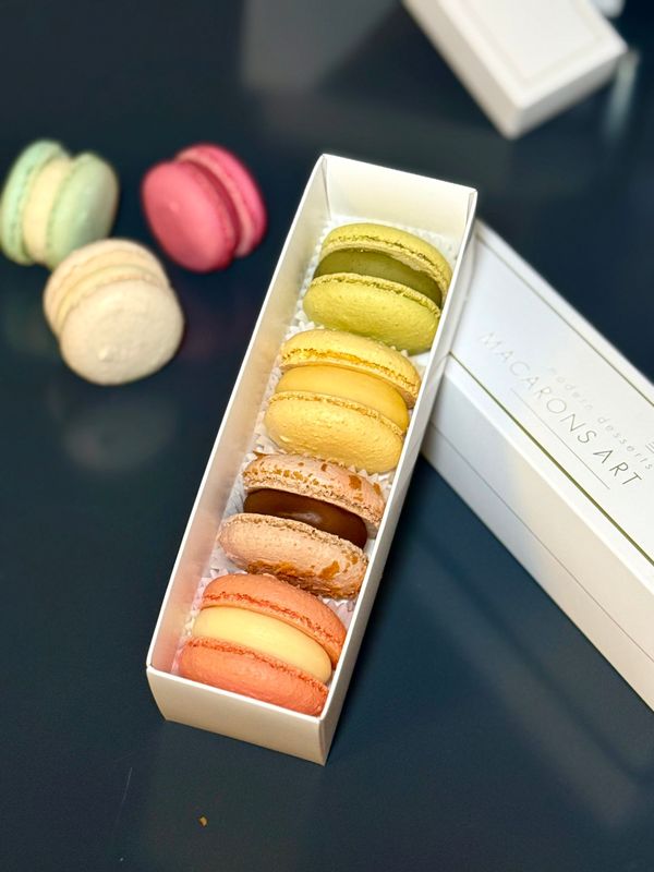 Degustacinis macarons rinkinysm, dekoruoti šokoladinėmis gėlytėmis 4 vnt.