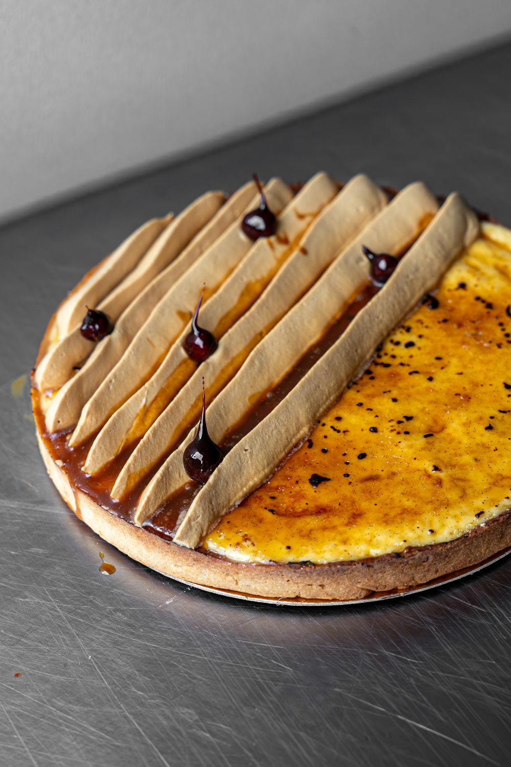 Dessert tarte façon crème brulée (6 pers) : crème brulée à la vanille et mousse au caramel, noisettes caramélisées