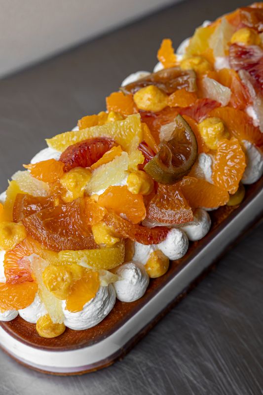 Dessert agrumes (6-8 pers) : crème montée vanille, marmelade de clémentines, suprêmes d&#39;agrumes (clementines, citrons verts, oranges et oranges sanguines) sur moelleux au jus de clémentines.