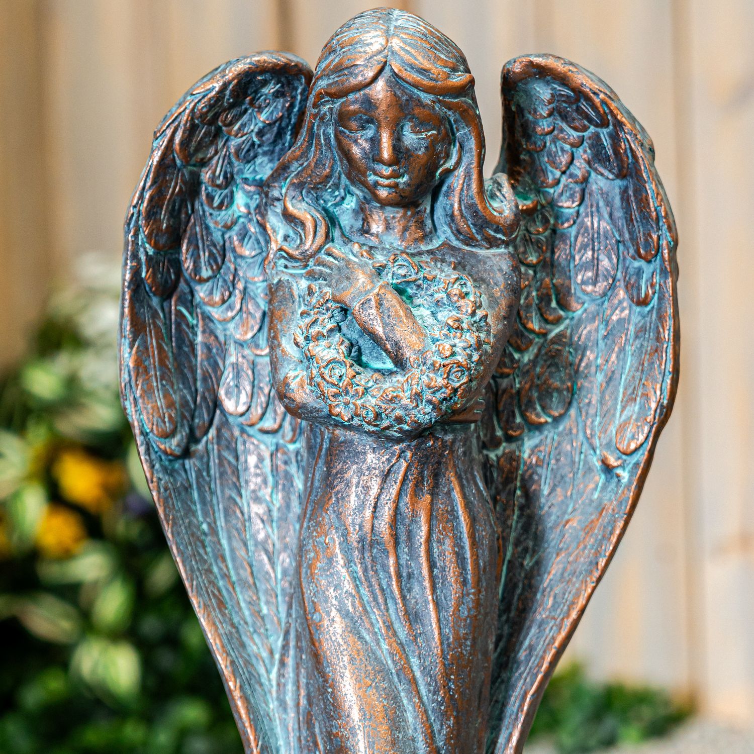 33019 Peace Angel w/ Wreath