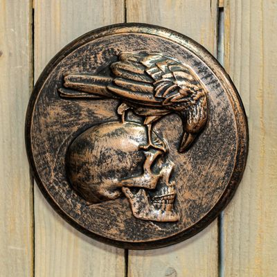 66058 Right-facing Crow on Skull Plaque