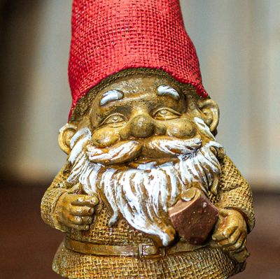 37022 Sm. Gnome w/ Ax