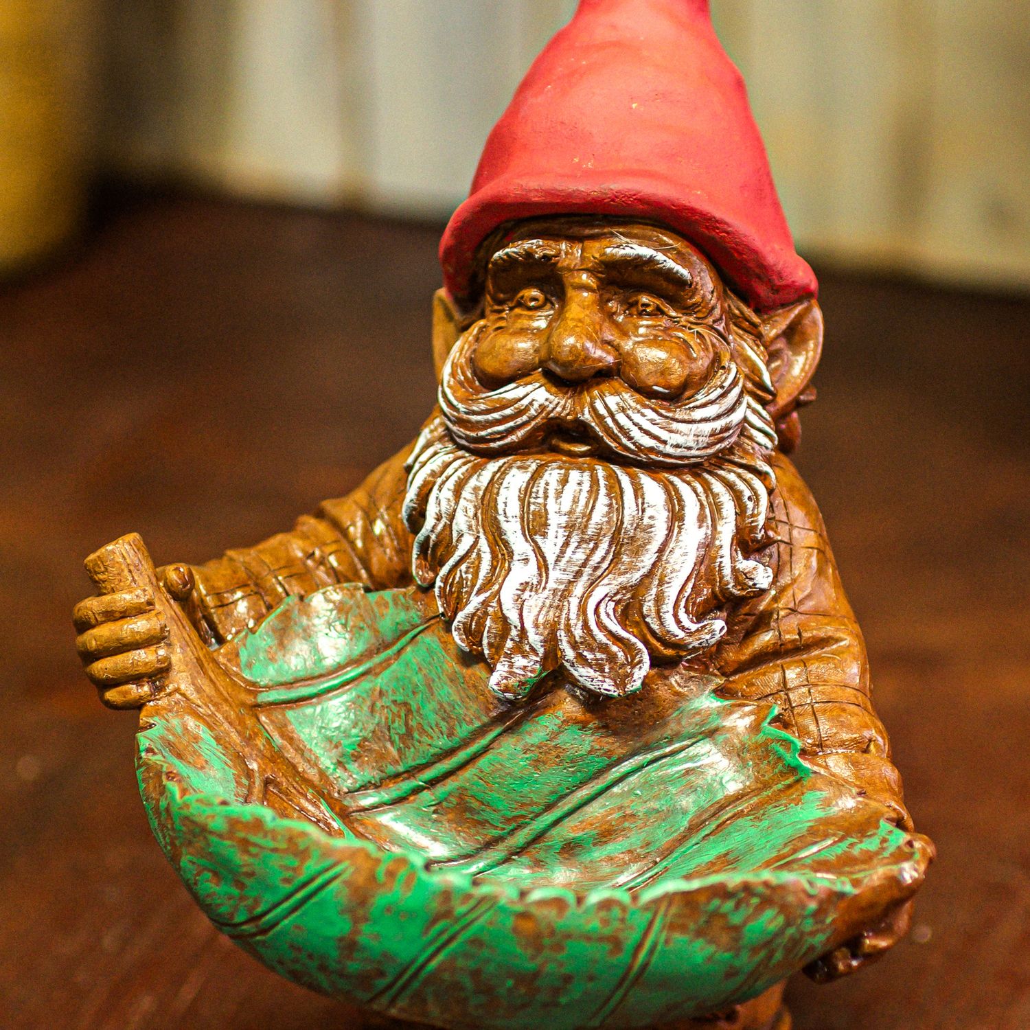 37023 Gnome w/ Leaf
