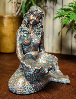37025 Mermaid Holding Clam Shell