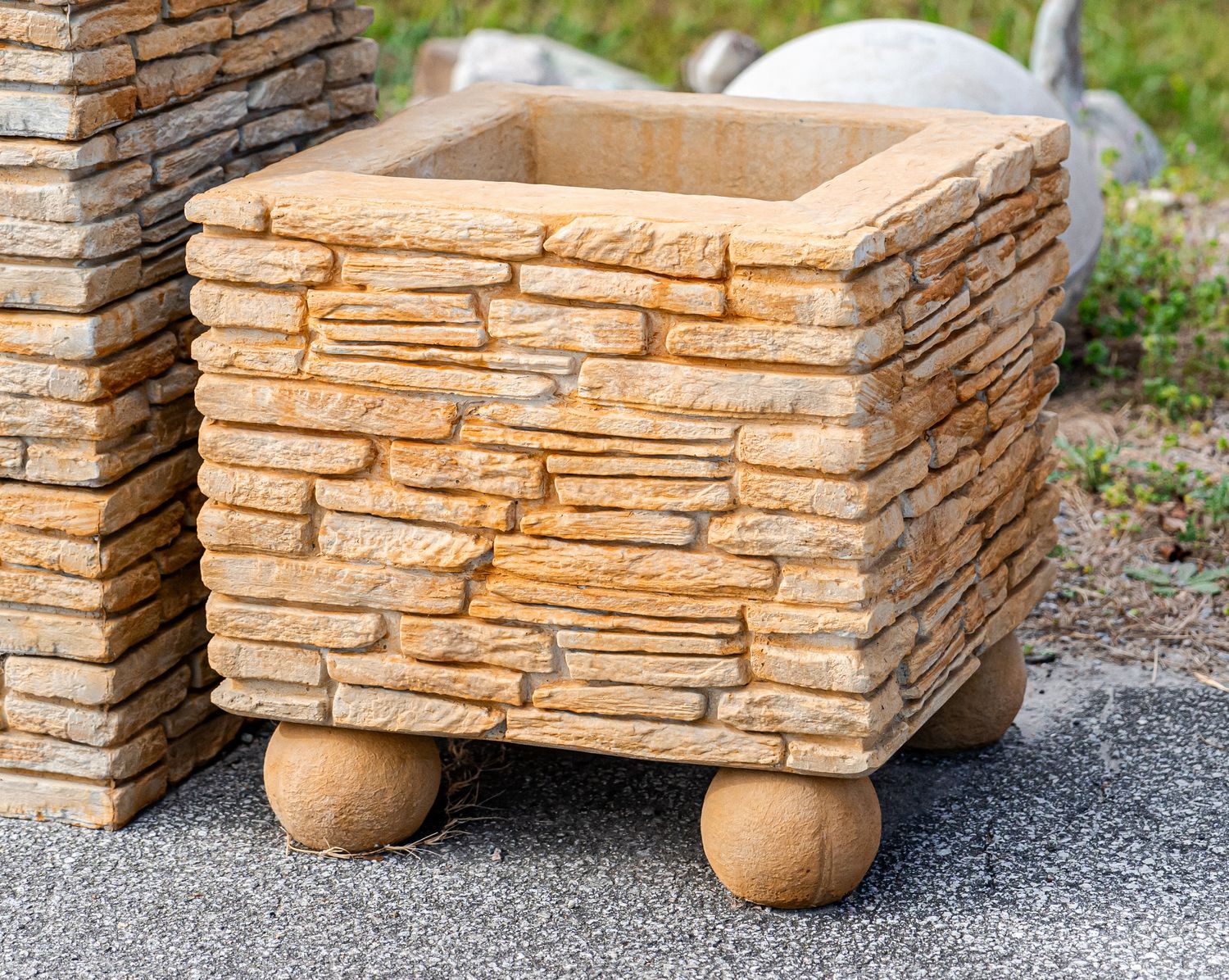 71096 Southern Pines Planter w/ Ball Feet