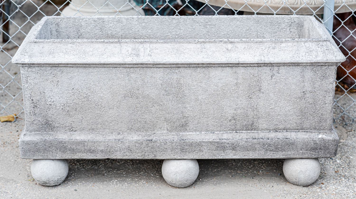 71101 4 Foot Planter w/ Ball Feet