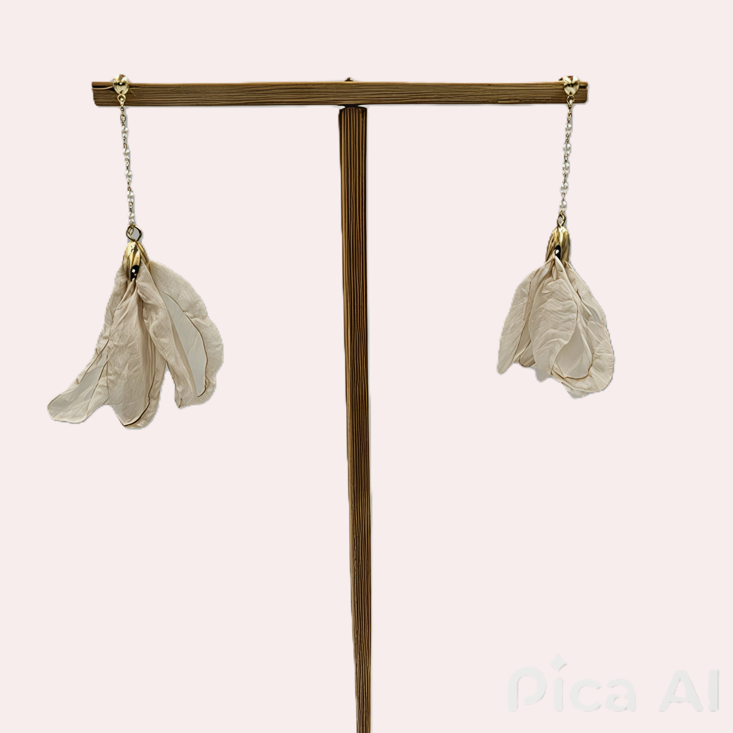 Pendiente de seda color crema con perlitas