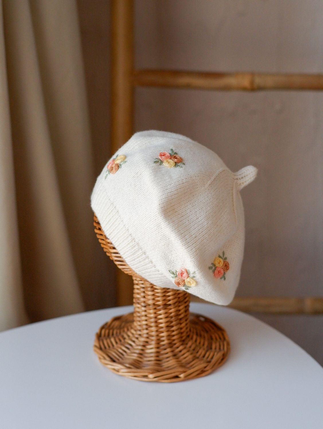 Bereta cu broderie manuala