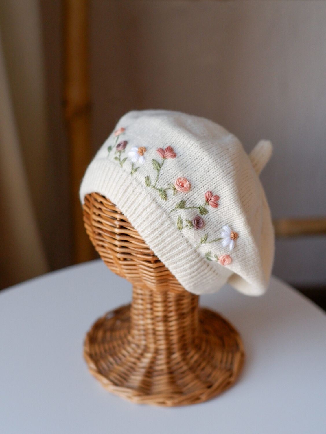 Bereta crem cu broderie manuala