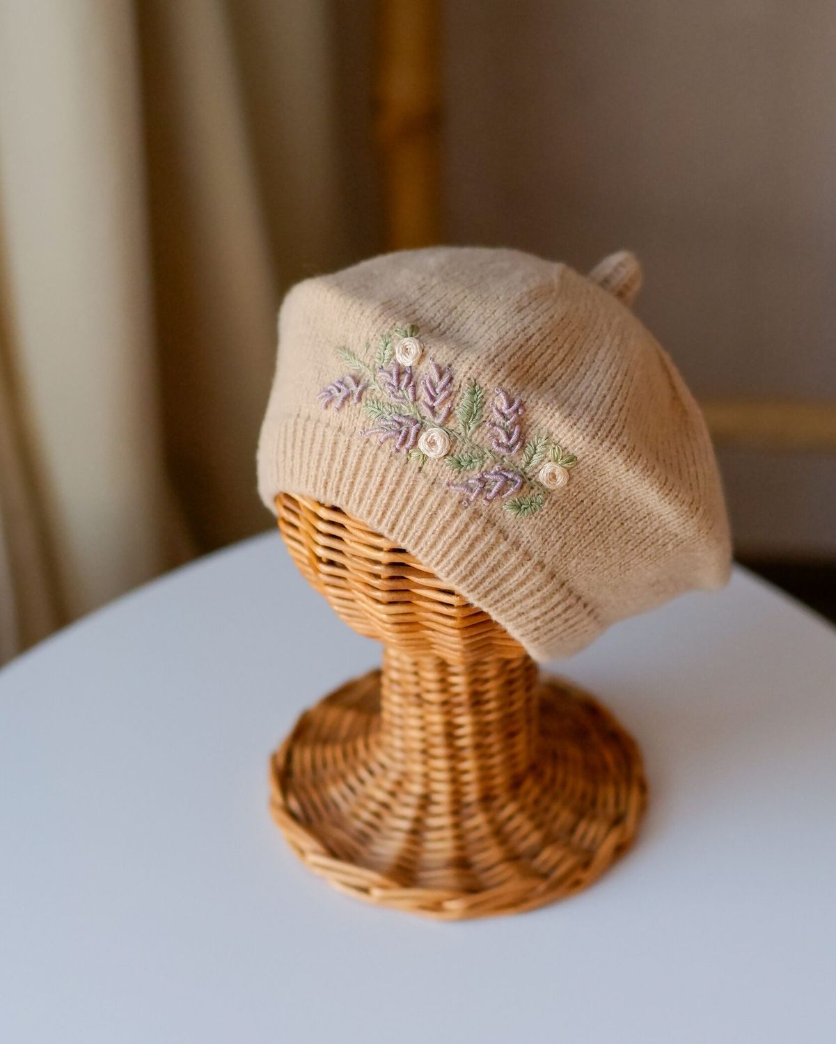 Bereta beige cu broderie Lavanda