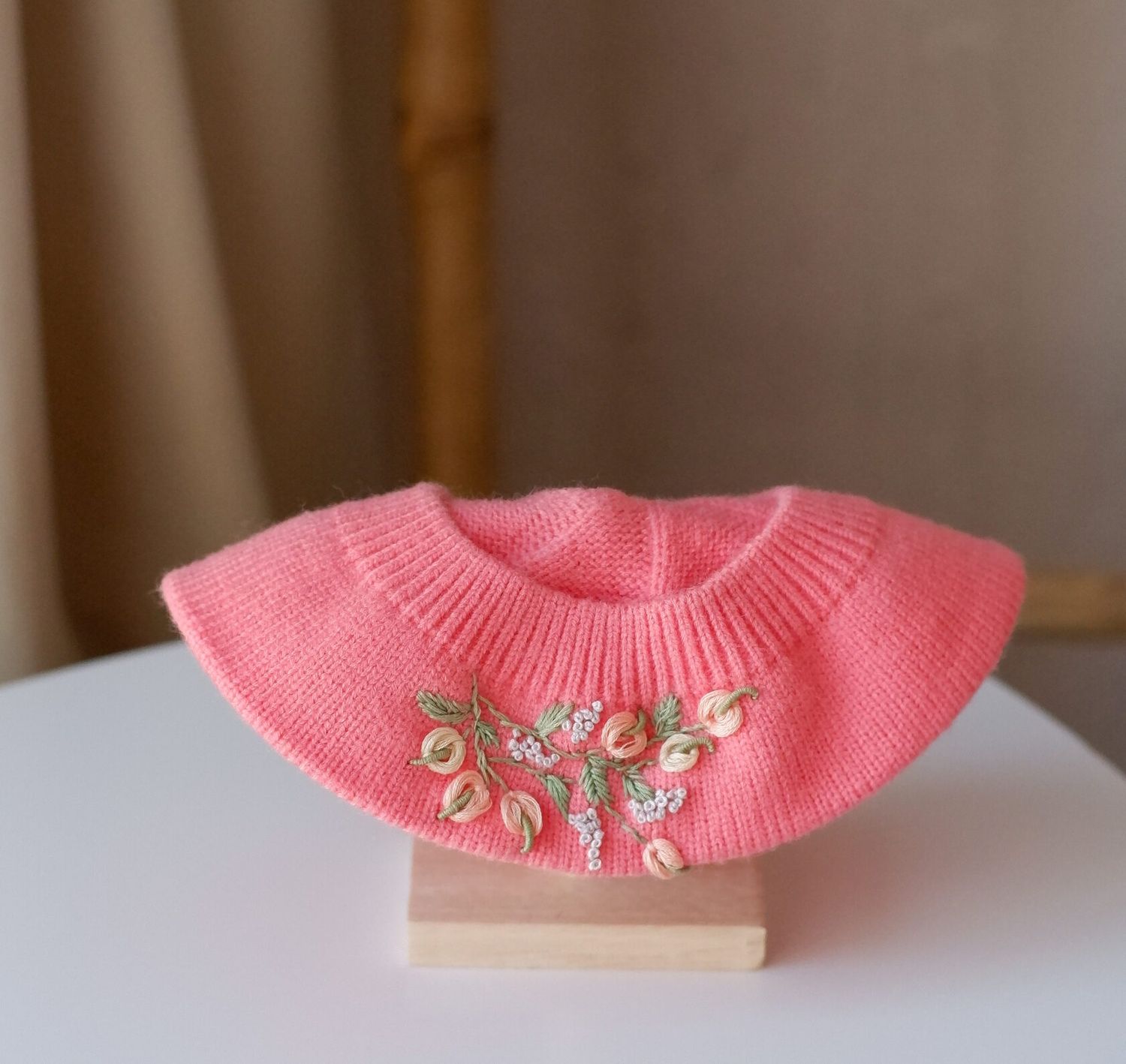 Bereta culoarea nacarat cu broderie manuala