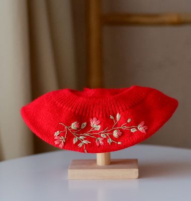 Bereta red cu broderie manuala