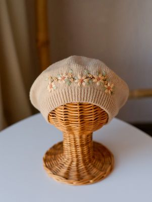 Bereta beige broderie manuala