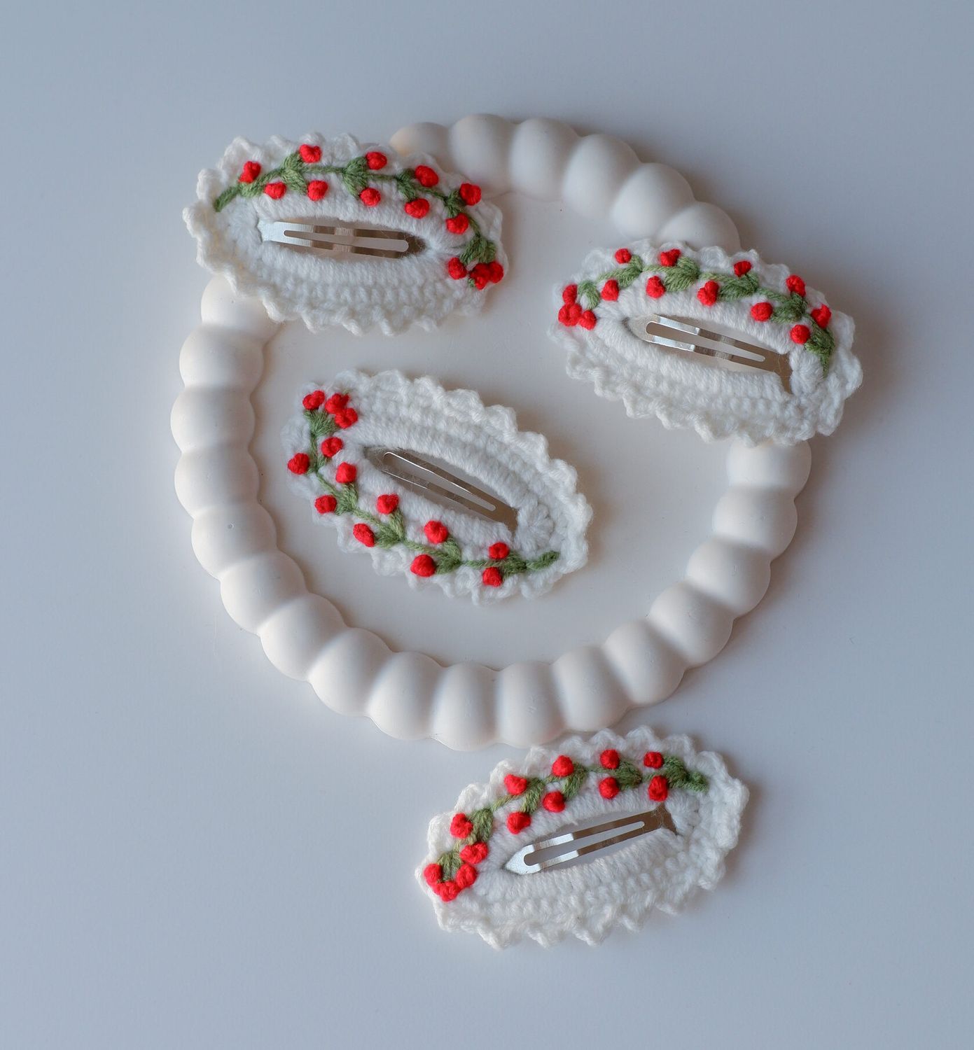 Agrafa cu broderie