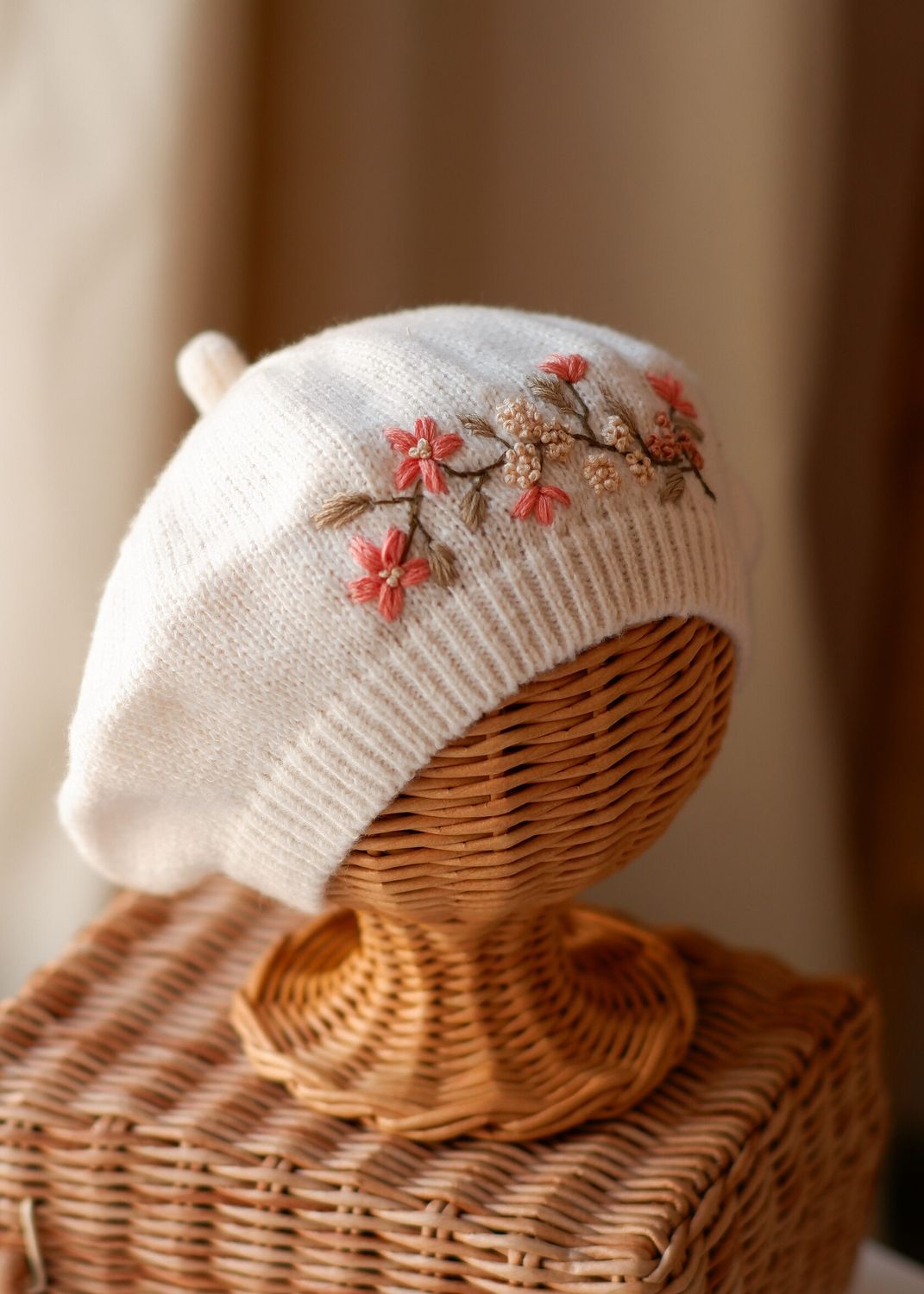 Bereta cu broderie manuala florala