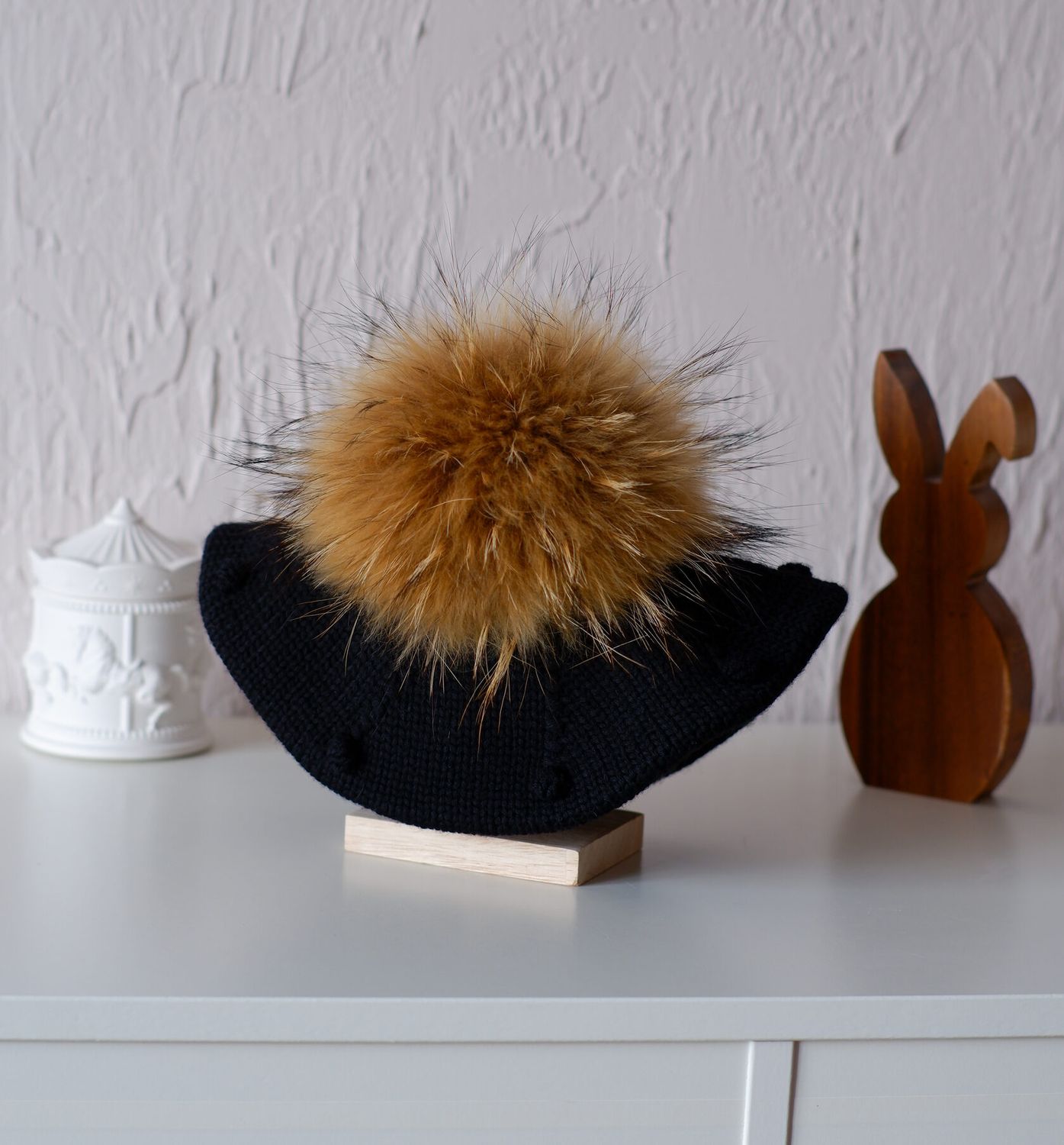 Bereta din lana Merino Black (Pompon natural raton)