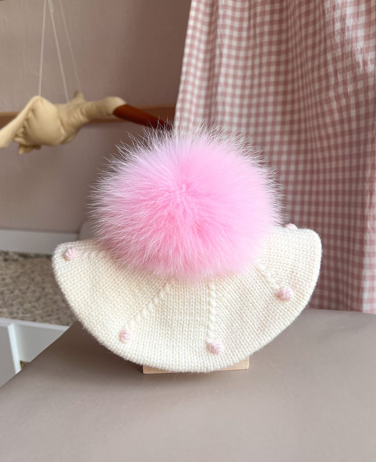 Bereta din lana Merino cu pompon vulpe (roz)