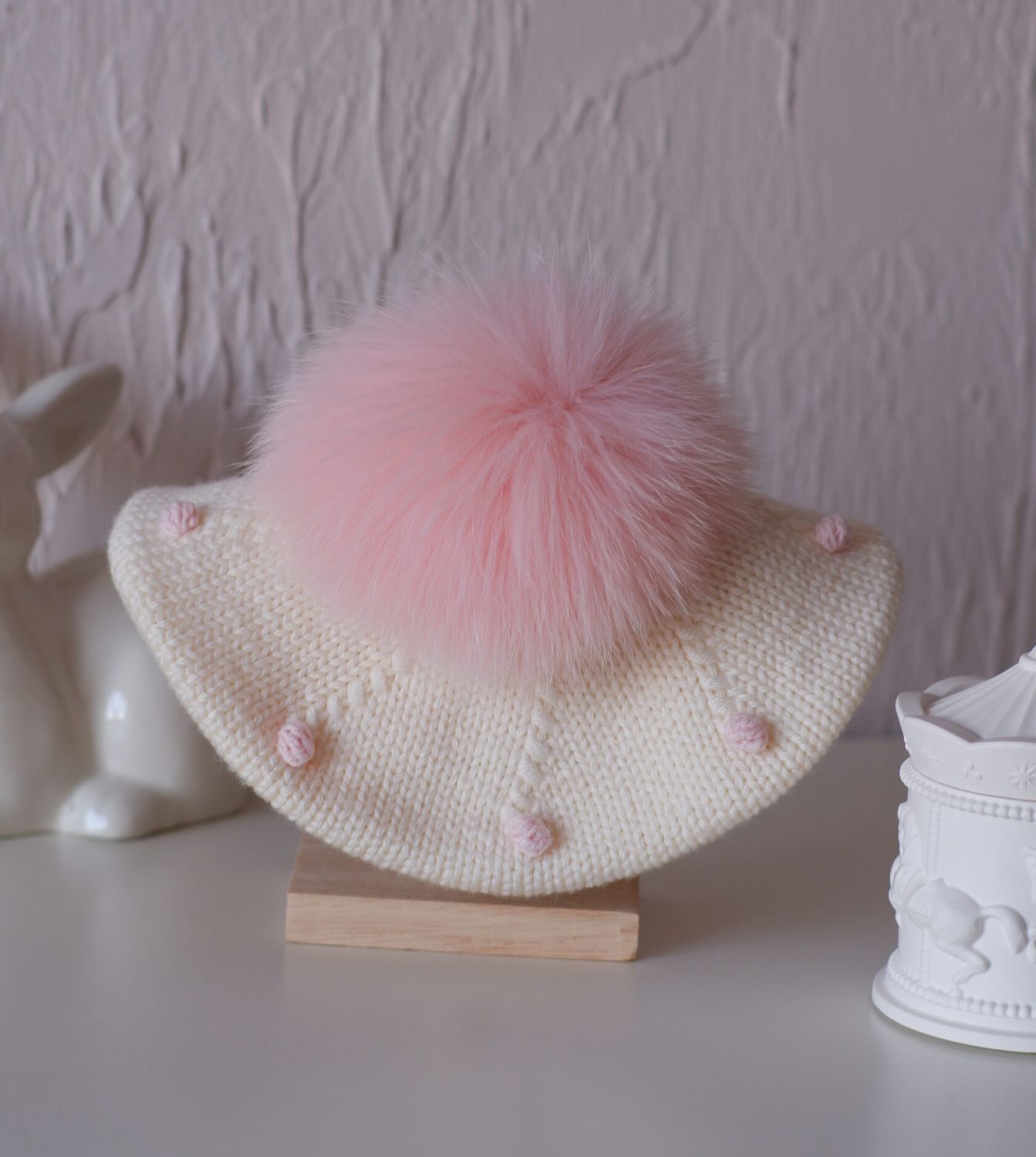 Bereta din lana Merino cu pompon Vulpe (pe roz pudra)