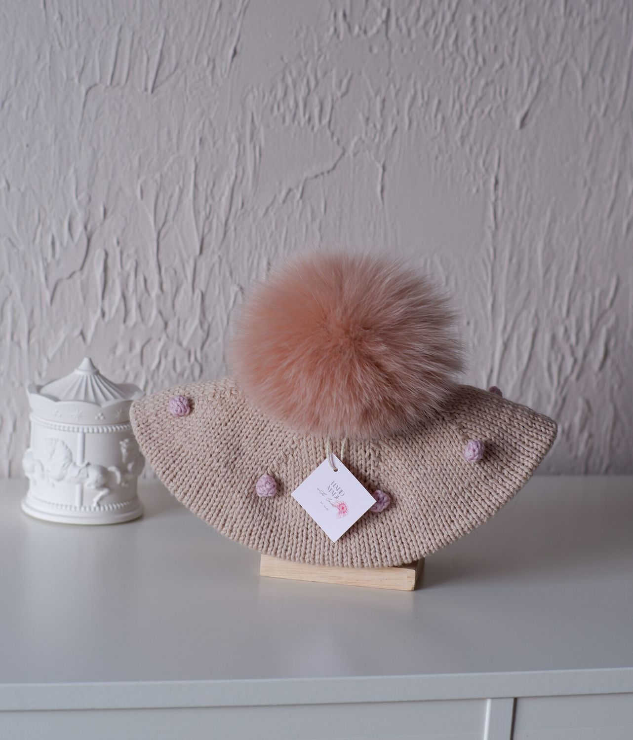 Bereta impletita manual cu pompon Vulpe pudra