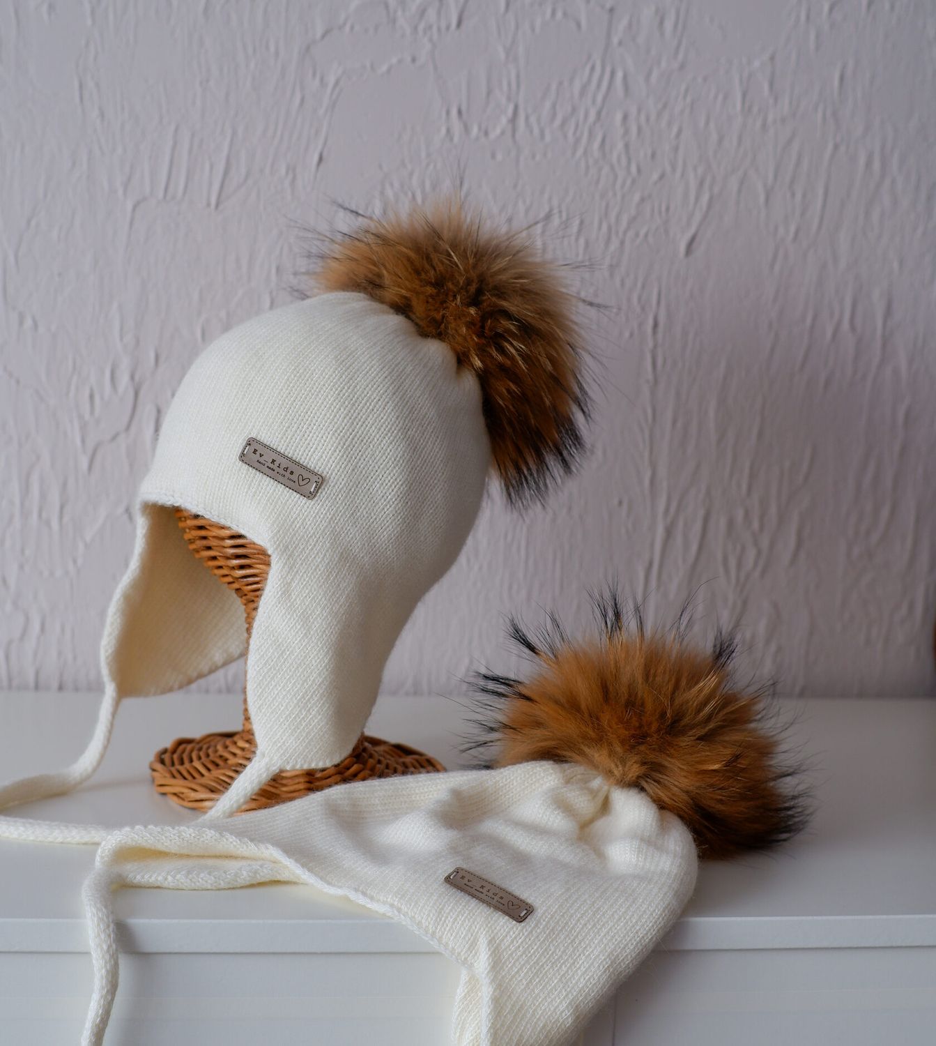 Cashmere hat with natural pom pom (white)