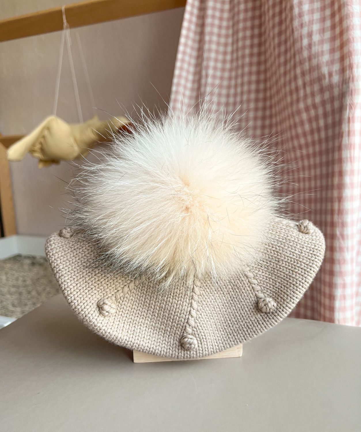 Bereta din lana Merino impletita manual (Pompon Vulpe)