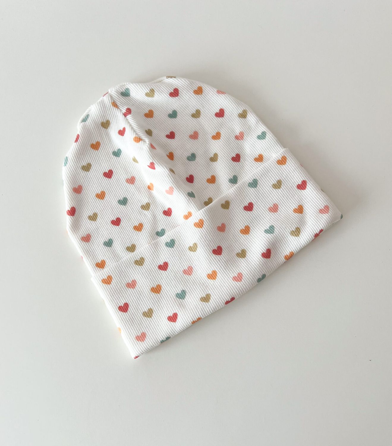 Caciulita din tricot ribbed cu inimioare colorate Love