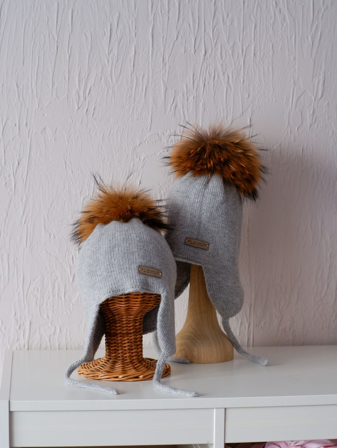 Cashmere hat with natural pom pom (gray)