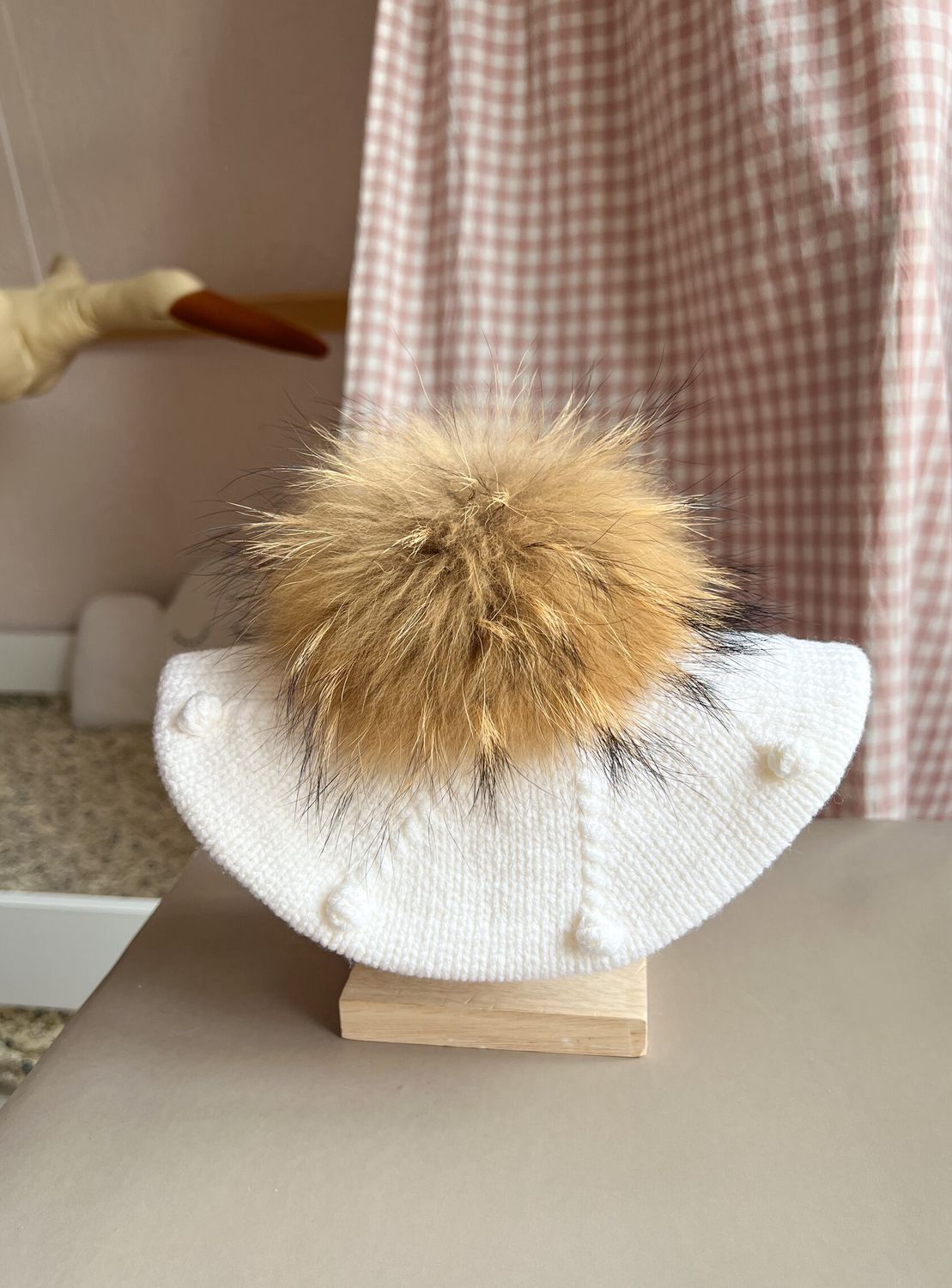 Bereta impletita manual din lana Merino cu pompon natural premium
