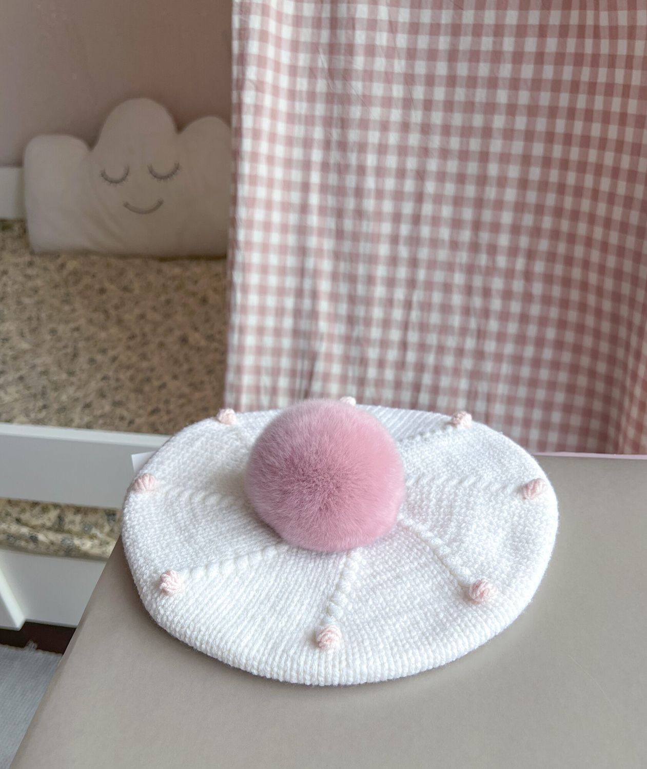 Bereta din Merino cu Pompon natural roz prafuit - Handmade