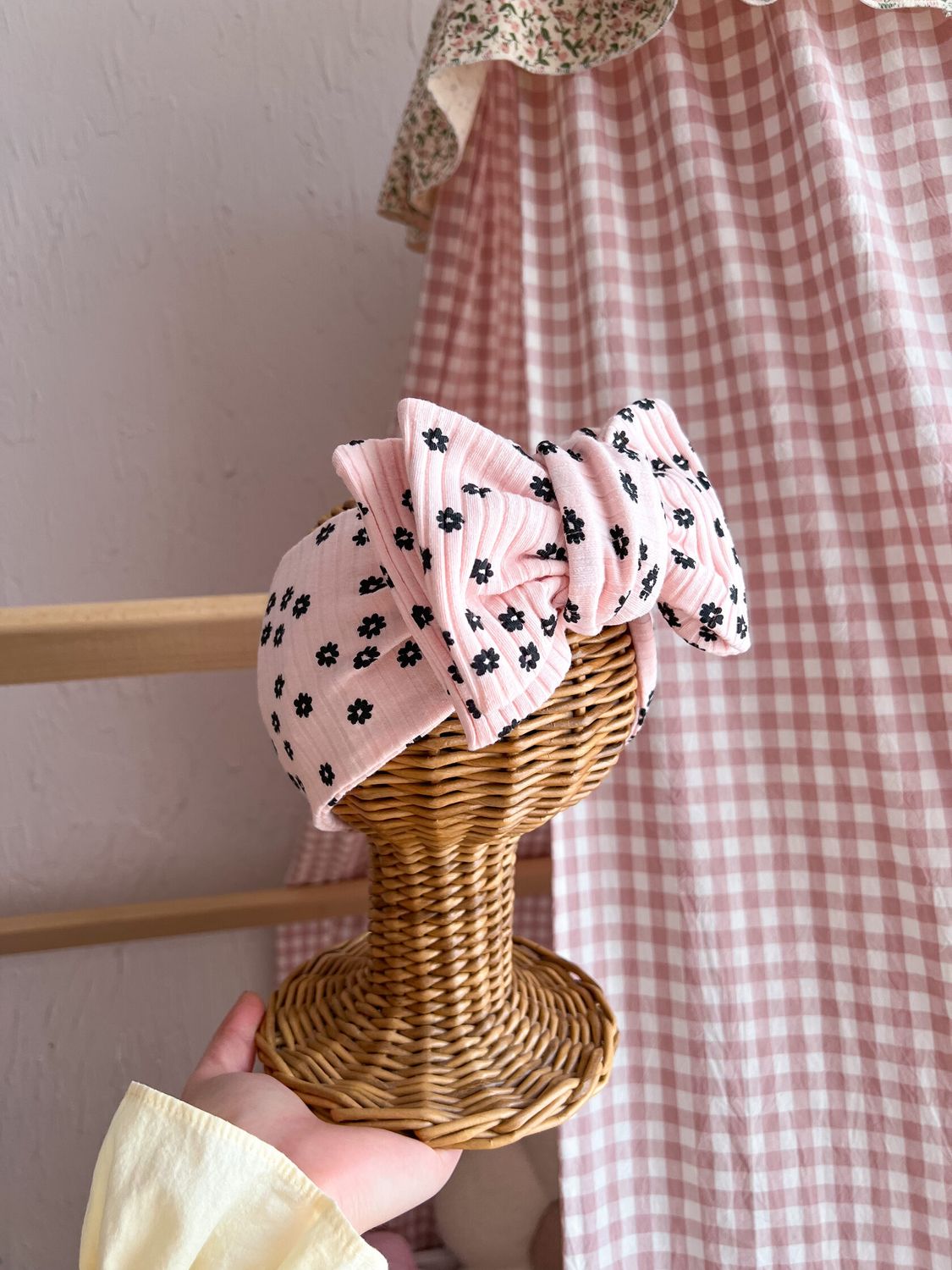 Bentita cu motive florale black reiata