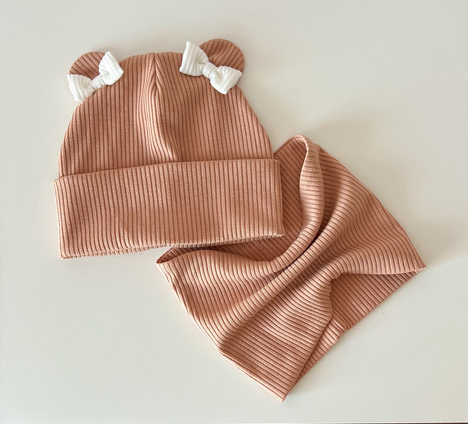 Set caciula + fular pe nuanta bej