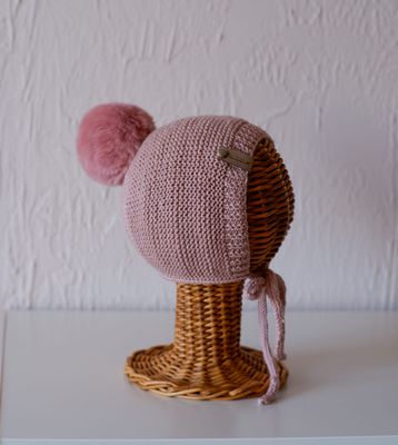 Caciulita impletita manual cu pompon natural