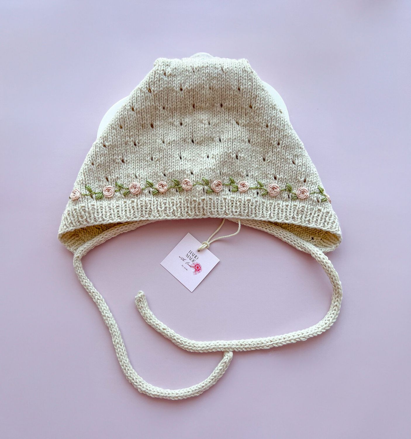 Caciulita impletita manual cu broderie manuala