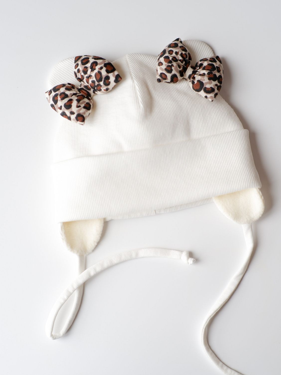 Caciulita alb crem cu fundite leopard