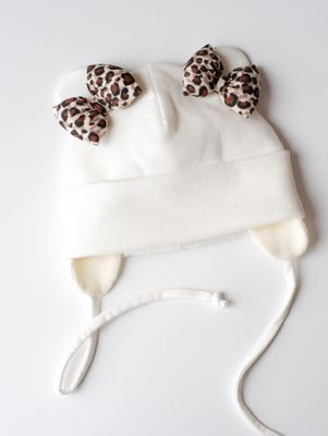 Caciulita alb crem cu fundite leopard