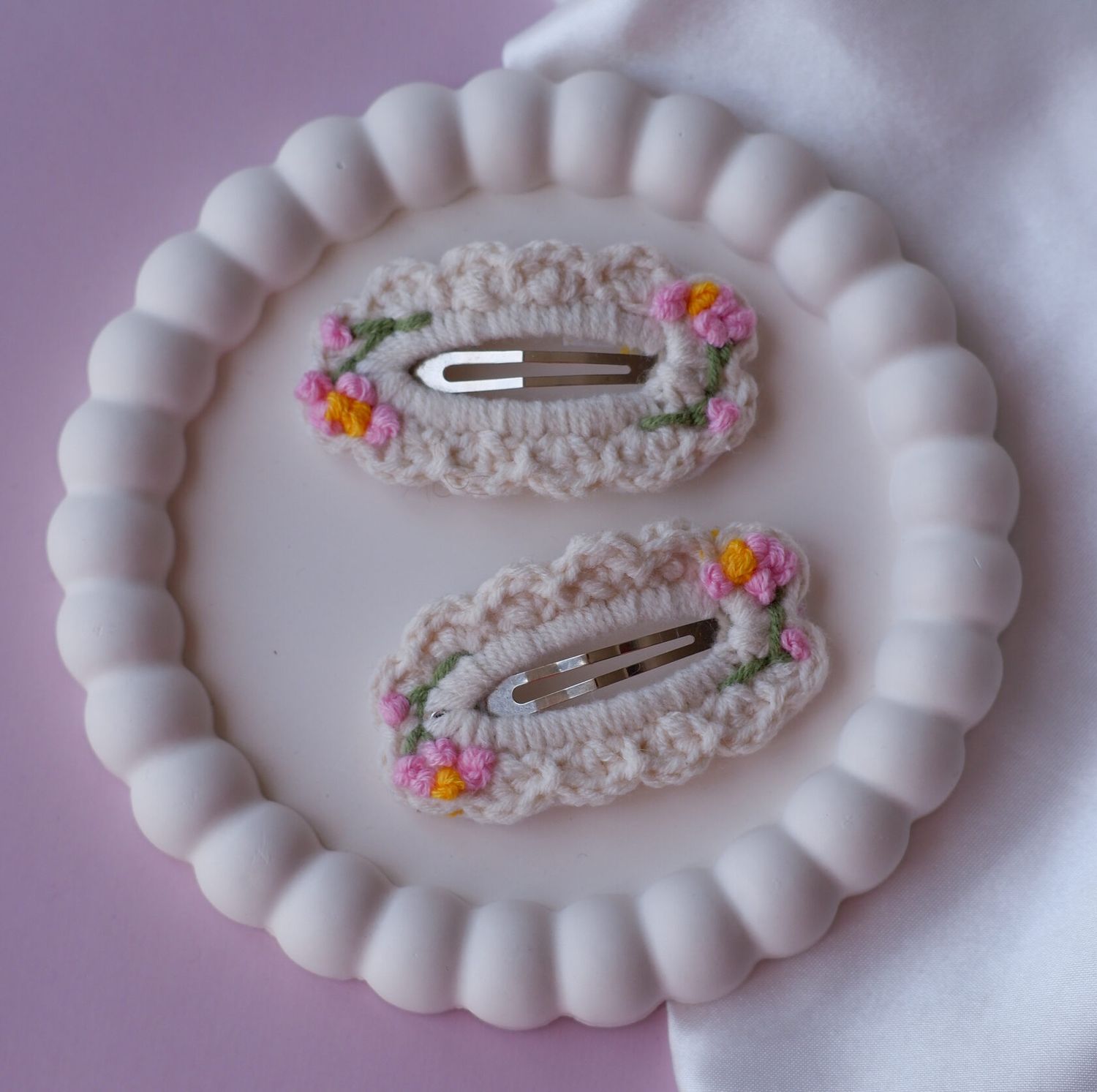 Agrafe crosetate cu broderie