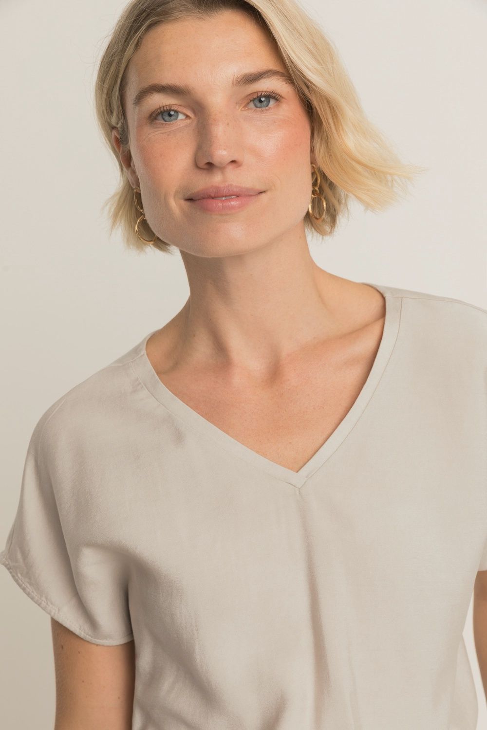 Expresso T-shirt met V-hals pebble