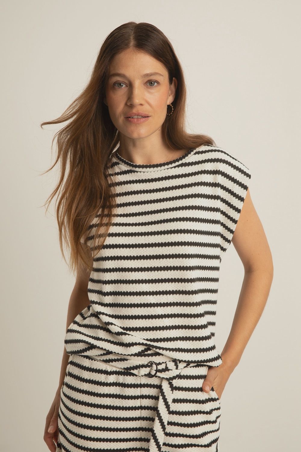 Expresso Mouwloze jersey top met structuurstreep black/sand