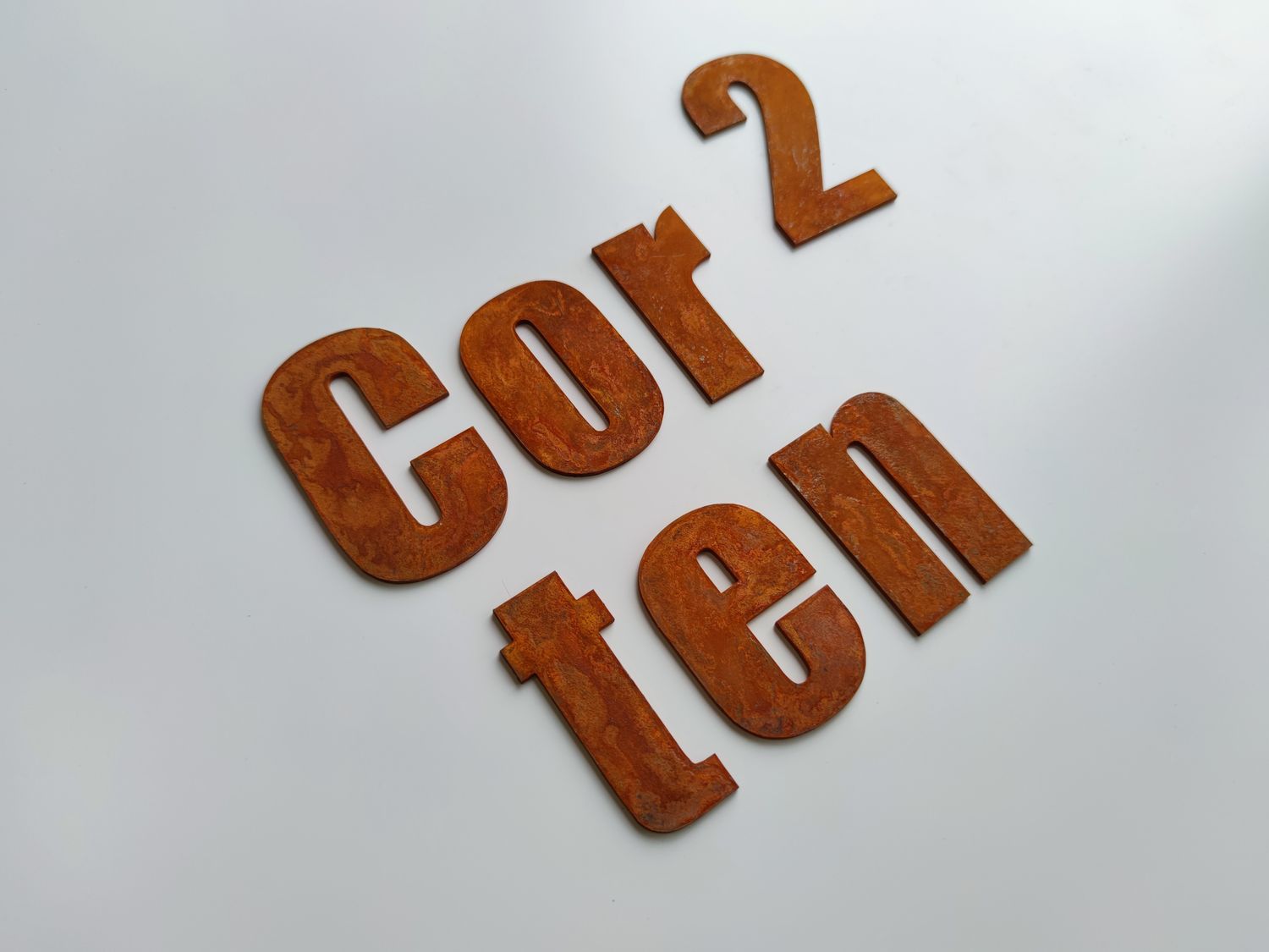 Litera / cyfra z blachy Corten płaska