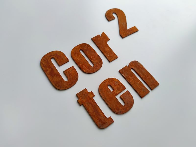 Litera / cyfra z blachy Corten płaska