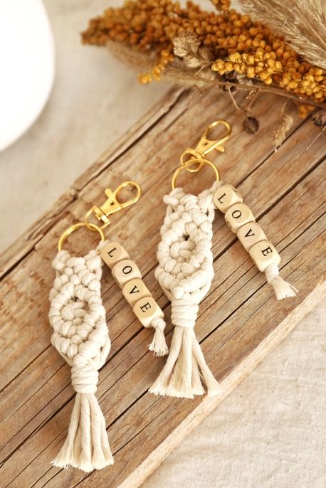 Sleutelhanger macramé Love, beige