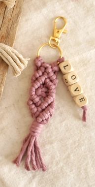 Sleutelhanger macramé Love, lavendel